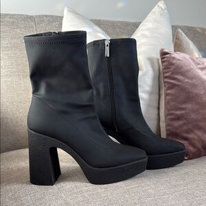 Black platform Diva Boots